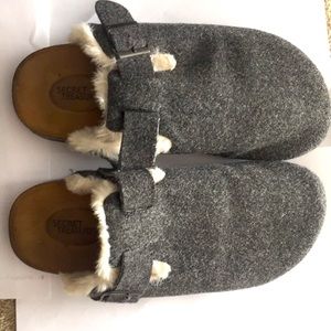 Closed Toe Clogs